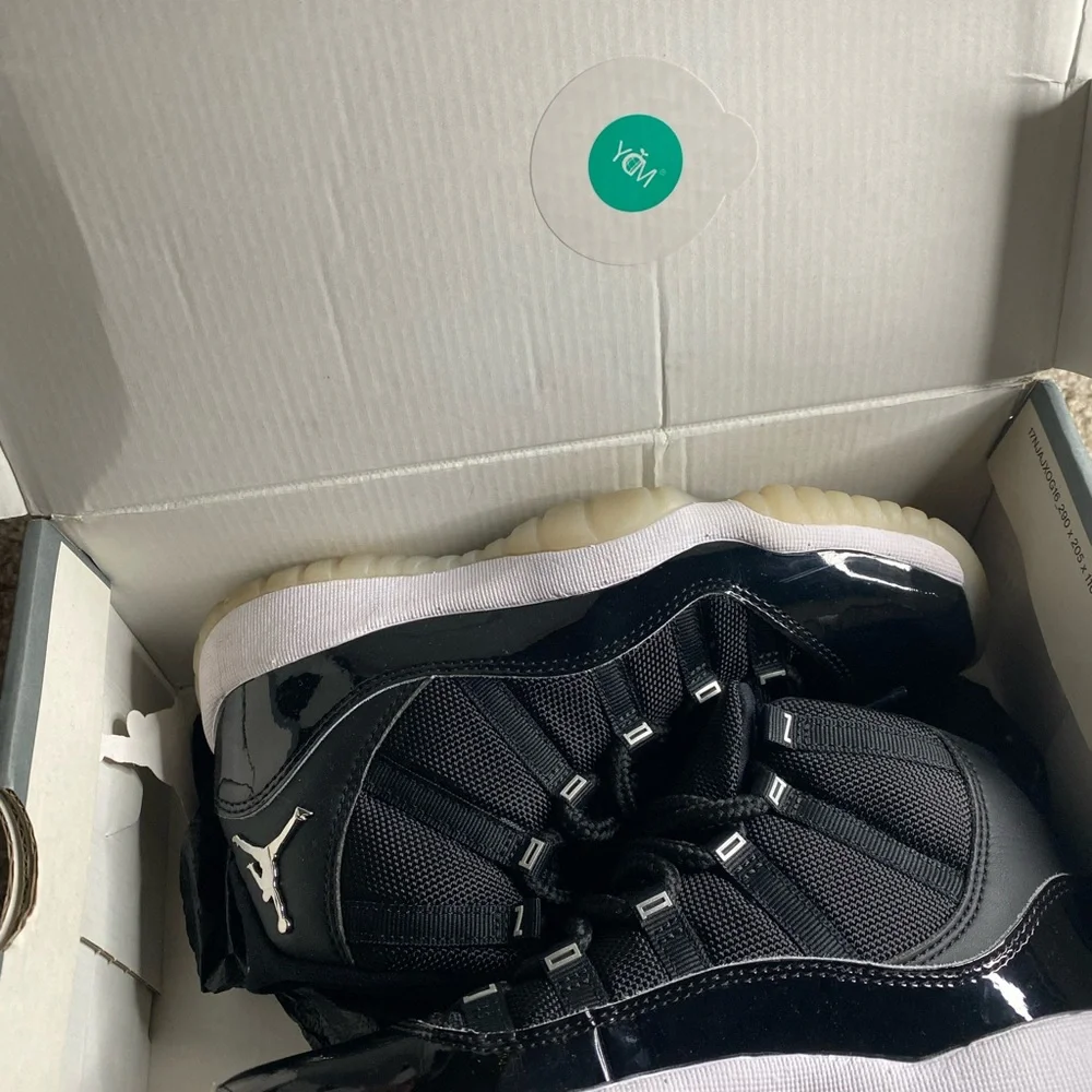 Air Jordan 11 Retro (GS) - Picture 2 of 4